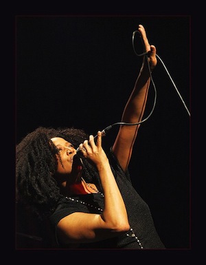 467px-Lisa_Fischer_with_mic